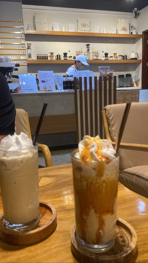 Treś cafè Caramel Frappe Aesthetic, Salted Caramel Frappe, Caramel Frappe, Coffee Frappe, Best Iced Coffee, Is It Worth It, Caramel Macchiato, Coffee Experience, Ice Coffee Recipe