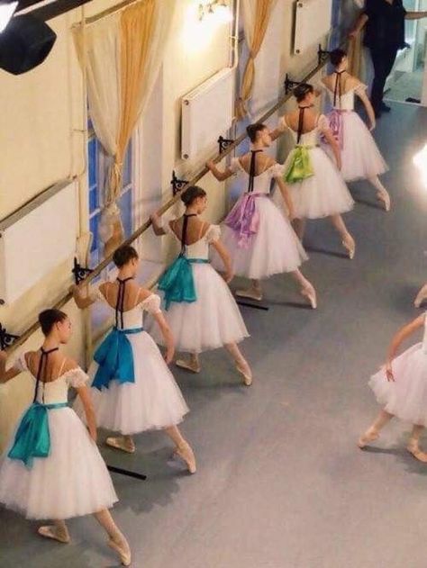 World Ballet Day, Vaganova Ballet Academy, Classic Dance, Ballet Pictures, Ballet Academy, Ballet Beauty, Bolshoi Ballet, Ballet Inspiration, Ballet Photos