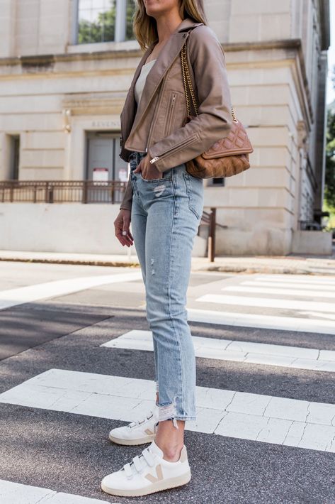 Looks With Tennis Shoes, Veja Outfits, Tenis Veja, Zapatillas Veja, Moto Jacket Outfit, Lady Decluttered, Looks Adidas, Veja Esplar, Sneaker Outfits Women