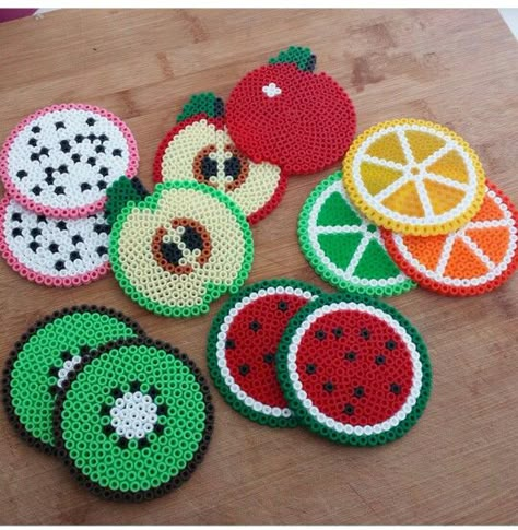 Posavasos de frutas Hama Beads Coasters, Hamma Beads Ideas, Easy Perler Bead Patterns, Melty Bead Patterns, Pearl Beads Pattern, Easy Perler Beads Ideas, Fuse Bead Patterns, Art Perle, Hama Beads Design