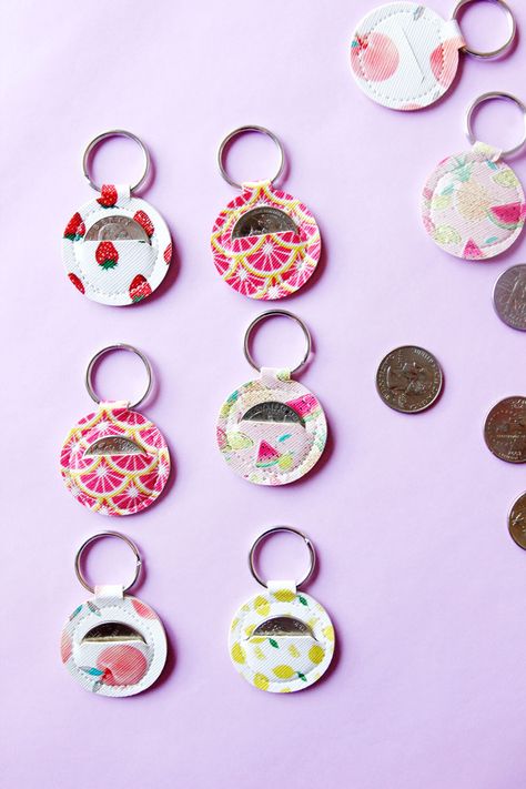 Make your own Aldi quarter keeper with this FREE Aldi Quarter Keychain Sewing Pattern! It's fun to sew and super easy! || See Kate Sew #keychains #cricutproject #freepattern #seekatesew Quarter Keychain Diy, Purse Keychain Diy, Keychain Zipper Pouch Diy, Duck Cloth Projects Sewing, Sewing Ideas With Scraps, Quarter Keeper Pattern, Crochet Quarter Keeper Pattern, Small Hand Sewn Projects, Easy Sewing Projects For Beginners Christmas Gift Ideas