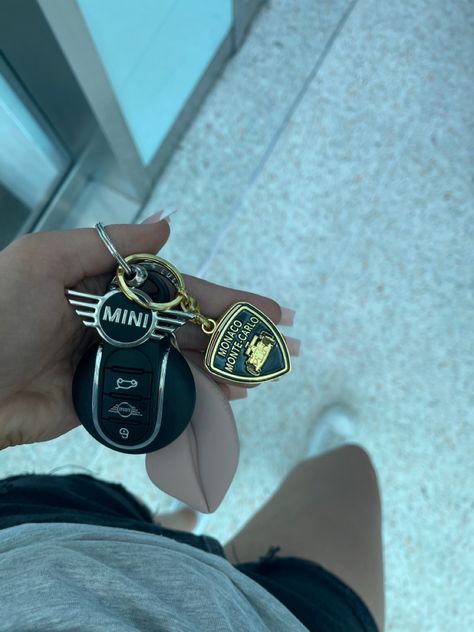 Cool Mini Cooper, Mini Copper Accessories, Mini Cooper Car Keys, Car Accessories Mini Cooper, Mini Car Accessories, New Car Aesthetic Keys, Mini Cooper Convertible Aesthetic, Mini Cooper Decor, Mini Copper Aesthetics