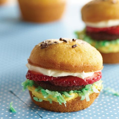 Cute and bite-sized dessert burgers ready in 15 minutes. Made with cupcakes, brownies, strawberries and cream cheese. Yum! Dessert Burger, Barbecue Cake, Sweet Burger, Strawberries And Cream Cheese, How To Make Cupcake, Burger Cupcakes, Hamburger Cupcakes, Burger Cake, Brownie Cupcakes