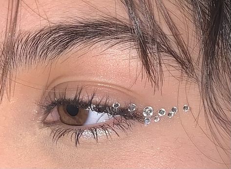 Rhinestone Liner Makeup, Face Beads Makeup, Jewel Makeup Rhinestones Simple, Righnstone Makeup, Diamond Eyeliner, Makeup Ideas Rine Stones, Face Diamonds Rhinestones Makeup, Y2k Gem Makeup, Makeup Looks Rine Stones