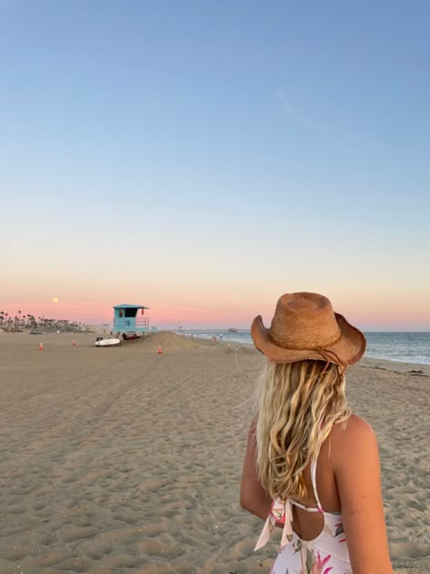 How To Wear The Costal Cowgirl Aesthetic – Vanessa's Digital Dialogue Country Girl Aesthetic, Coastal Cowgirl Aesthetic, Costal Granddaughter, Coastal Country, Country Summer, Fest Outfits, New Aesthetic, Cowgirl Aesthetic, Coastal Cowgirl