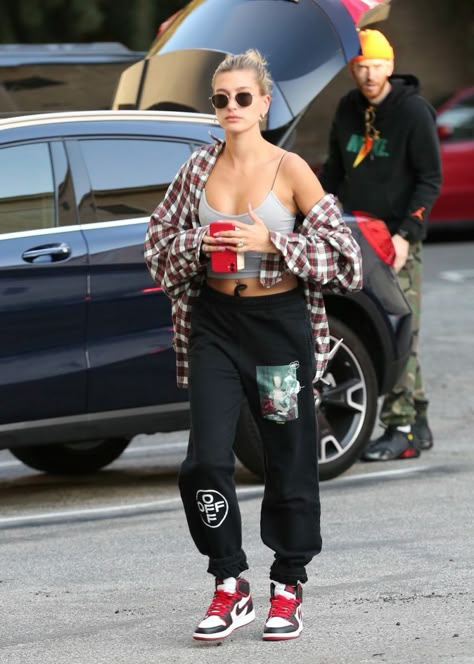 Painting Sweatpants, Air Jordan Outfit, Hailey Baldwin Street Style, Celebrity Fashion Trends, Sweatpants Style, Jordan Outfits, Air Jordan 1 Retro High Og, Air Jordan 1 Retro High, Looks Street Style