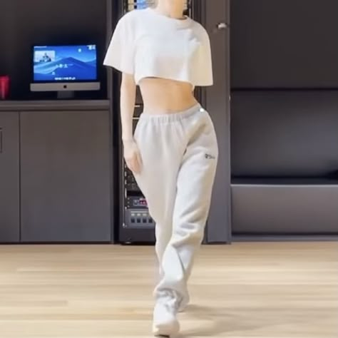 Kpop Idol Training Outfit, Outfit For Practice Dance, Dance Clothes Aesthetic, Rose Dance Practice Outfit, Kpop Dr Dance Practice Outfits, Idol Practice Outfits, Kpop Trainee Outfit, Idol Dance Practice Outfits, Outfit For Dance Practice