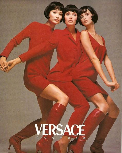 Shalom Harlow, Amber Valletta and Trish Goff for Versace Fall/Winter 1995 Photographed by Richard Avedon Shalom Harlow, Amber Valletta, Versace Vintage, Mode Editorials, Three Women, Versace Couture, Look Retro, Vintage Versace, Richard Avedon