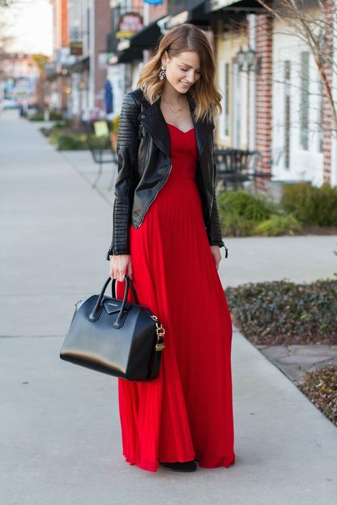 Chique Outfit, Turtleneck Outfit, Maxi Dress Outfit, Chique Outfits, Red Maxi, Mode Casual, Red Dress Maxi, Pleated Maxi Dress, Black Leather Jacket