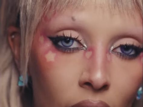 Doja Cat Paparazzi, Drew Sidora 2000s, Doja Makeup, Agora Hills Aesthetic, Doja Cat Agora Hills, Doja Cat Makeup Looks, Doja Cat Makeup, Street Fashion Photoshoot, Star Makeup