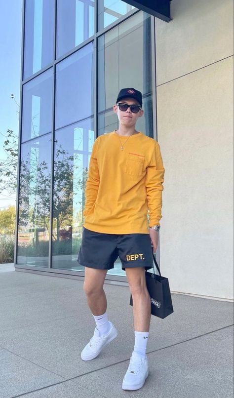 Crew Socks Outfit, Bad Boy Style, Oversized Outfit, Sock Outfits, Outfits Hombre, Oversize Fashion, Men Stylish Dress, Mens Outfit Inspiration, Men Style Tips