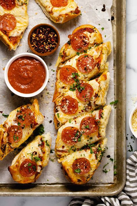 30 Minute Garlic Bread Pizza Comidas Aesthetic, Frozen Garlic Bread, Garlic Bread Pizza, Homemade Garlic Butter, Toast Pizza, French Bread Recipe, French Bread Pizza, Pizza Recipes Easy, Mini Pizzas