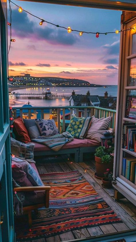 Hygge Bookshelf, Balcony Photography, Balcony Aesthetic, Cosy Places, Reading Place, Cosy Aesthetic, Cosy Reading, Deco Boheme, Apartment Balcony Decorating