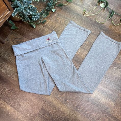 2010s Hollister fold over low rise leggings, size small, excellent condition. Measurements: taken laying flat, waist 14”, hips 15”, inseam 32.5” #foldoverleggings #vintageleggings #lowriseleggings #holister pink Hollister Leggings, Queen Style, Low Rise Leggings, Fold Over, Hollister, Low Rise, Queen, Leggings, Pink