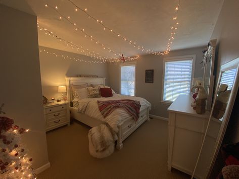 Bedroom Ideas Near Window, Cozy Girly Bedroom, Farmhouse Bedroom Design, Luxury Room Bedroom, Chill Room, Room Redesign, Redecorate Bedroom, Christmas Bedroom, Cozy Room Decor