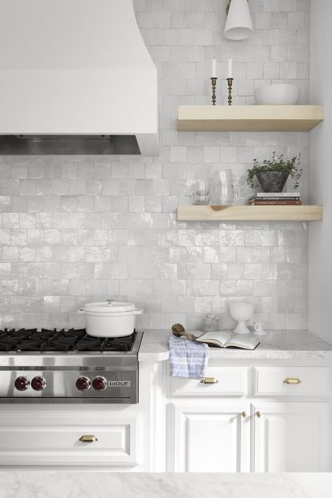 Interior-design-ideas-Kirsten-30 House Pantry, White Kitchen Backsplash, White Tile Backsplash, Square Kitchen, Kitchen Backsplash Designs, Zellige Tile, Kitchen Room Design, Kitchen Inspiration Design, Kitchen Tile