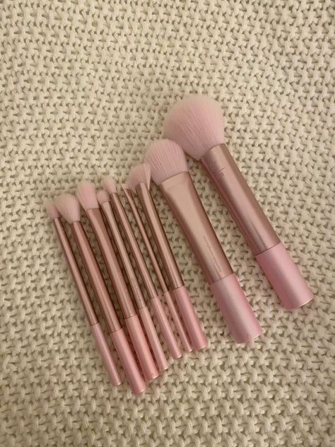 Pink Makeup Brushes Aesthetic, Tyler The Creator Room, Makeup Brushes Aesthetic, Aesthetic Makeup Brushes, Pink Makeup Brushes, Girly Christmas Gifts, Pink Makeup Brush, Pakistani Bridal Jewelry, Wishlist Ideas