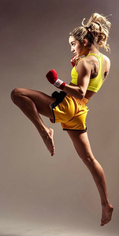 Sports Dynamic Poses, Action Pose Photography, Kickboxing Reference, Action Gesture Poses, Adriana Character, Martial Art Poses Reference, Dynamic Poses Reference Woman, Buff Woman Pose, Martial Arts Pose Reference