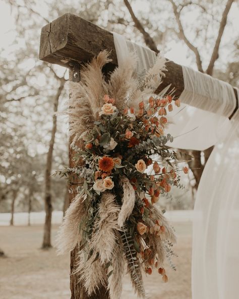 Fall Wedding Boho Bouquets, Wedding Wooden Arch Decor, Fall Pampas Decor, Fall Boho Wedding Flowers Arch, Fall Wedding Western Boho, Wedding Arch With Pampas And Flowers, Pampas Wedding Arch Ideas, Cow Hide Isle Wedding, Wedding Grass Decor