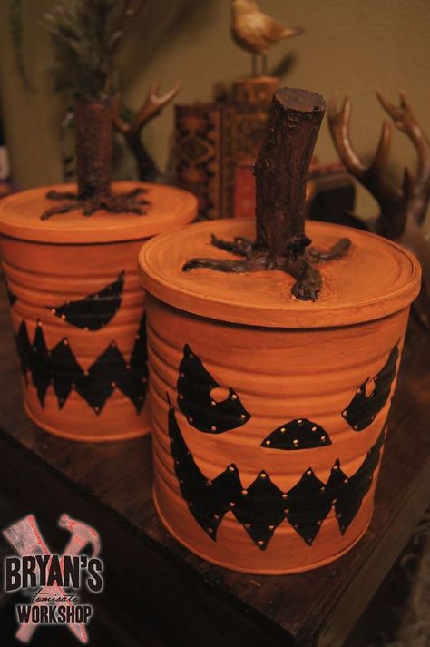 Make Spooky Jack O' Lanterns from Coffee Cans! Diy For The Home, Coffee Can Crafts, Can Lanterns, Tin Can Lanterns, Dulces Halloween, Tin Can Crafts, Adornos Halloween, Diy Lanterns, Diy Pumpkin