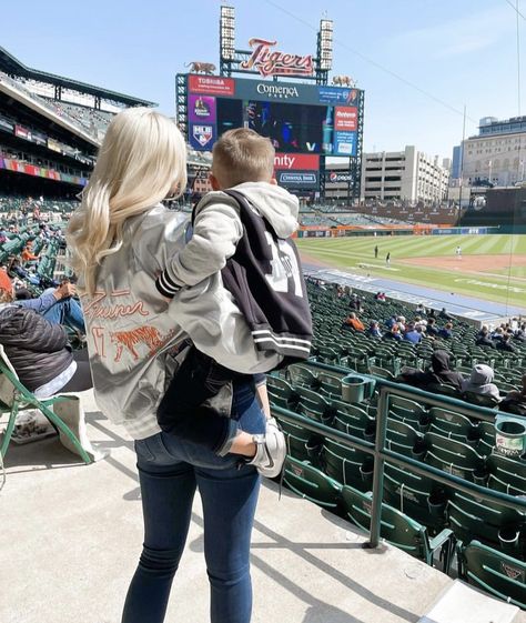 Sports Mom Aesthetic, Baseball Wife Aesthetic, Mlb Wife, Sports Wife, Nfl Wife, Soccer Mommy, Teenage Mom, Baseball Wife, Nfl Wives