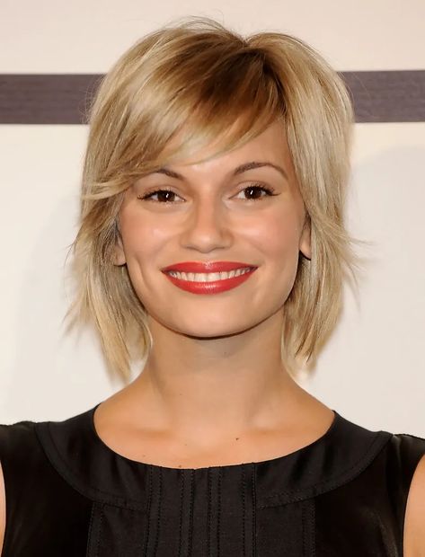 Cowlick Hairstyles, Short Side Part, Hair Pulling, How To Style Bangs, Celebrity Hair Stylist, Bob Haircuts For Women, Mid Length Hair, Side Part, Cool Haircuts