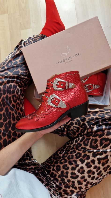 Colourful Red Cowboy Boots leopard animal print buckle shoes 📸 by @novasistas Colourful Fashion, Boots Leopard, Red Cowboy Boots, Cowboy Ankle Boots, Buckle Shoes, Leopard Animal, Colorful Fashion, Cowboy Boots, Leopard Print