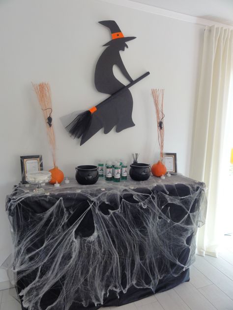 Halloween Decor Simple, Outdoor Witch Decor, Dekorasi Halloween, Halloween Office, Halloween Fest, School Halloween, Halloween Witch Decorations, Homemade Halloween Decorations, Homemade Halloween