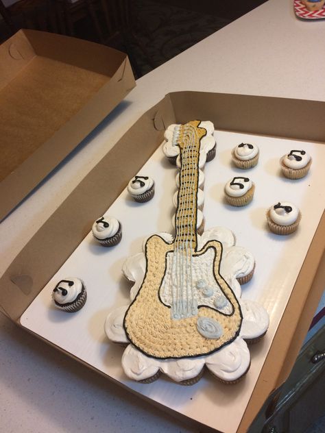 Guitar cupcake cake 🎸 Guitar Charcuterie Board, Extreme Cupcakes, Rock Roll Cake Ideas, Guitar Cupcakes Ideas, Rock N Roll Birthday Cake, Cake Out Of Cupcakes, Guitar Cake Template Free Printable, Guitar Cupcake Cake, Cupcake Guitar