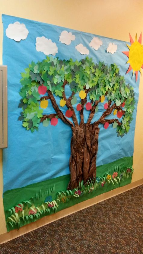 New school year tree bulletin board Diy Tree Bulletin Board, Tree Bulletin Board, Preschool Display Boards, Toddler Paper Crafts, Garden Bulletin Boards, Nursery School Activities, Bulletin Board Tree, Classroom Tree, Christmas Crafts Sewing