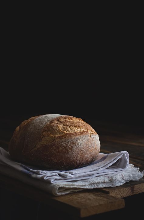 Bread Photography, Dark Food Photography, Beautiful Food Photography, Food Photography Inspiration, Bread Machine Recipes, Bakery Bread, Food Photography Styling, Fresh Bread, Vegan Cake