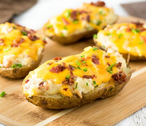 Sour Cream Mashed Potatoes, Best Twice Baked Potatoes, Bacon Butter, Potatoes In Oven, Queso Cheddar, Baked Potato Recipes, Plain Chicken, Twice Baked, Twice Baked Potatoes