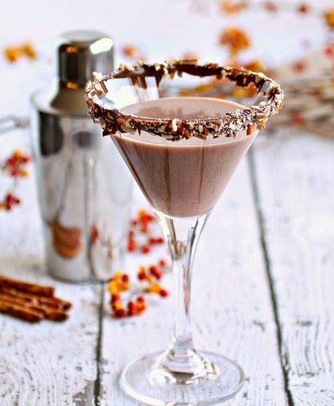 Hungry Couple: Thirsty Thursdays: Chocolate Covered Pretzel Marti... Almond Cocktails, Martini Chocolate, Chocolate Vodka, Chocolate Covered Pretzel, Chocolate Liqueur, Gourmet Treats, Chocolate Pretzels, Cocktail Desserts, Cocktails Recipes