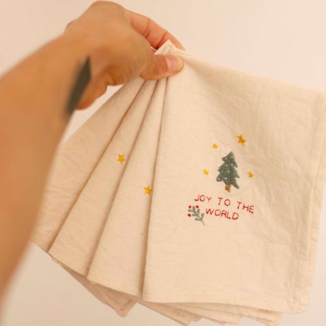 Set of 4 Embroidered Cotton Napkins: Festive Charm de GaiaCirilaDesign en Etsy Embroidery Napkins Table Linens, Christmas Linen Napkins, Table Setting Christmas, Embroidery Napkins, Napkins Christmas, Christmas Bazaar, Holiday Table Decor, Table Cloth Decorations, Christmas Table Setting