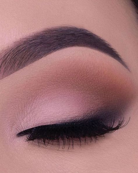 Bold Eyeliner Looks, Navy Blue Eyeshadow, Glam Eye Makeup, Taupe Eyeshadow, Rose Gold Eyeshadow, Bold Eyeliner, Eyeliner Designs, Eye Makeup Styles, Eye Makeup Ideas