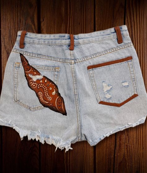 Handpainted/ Denim Shorts. Bandana design.  It is a one-off statement piece.  *Note : Size MEDIUM **How to take care of your handpainted garments:  Hand wash (recommended) or machine wash up to  30◦ C (104F). For a longer durability, turn the garment inside out.    Turn the garments inside out while ironing or use a piece of cloth between the painting & the iron.    Machine drying is not recommended  Please, feel free to message me any questions you may have. I will be glad to answer them, as soon as possible. Thank you for spending time in my shop :) I really appreciate it. Sending love and positive energy, Anna Jean Shorts Painting Ideas, Custom Denim Shorts, Painted Denim Shorts, Boho Bandana, Embroidered Jean Shorts, Diy Ripped Jeans, Adrette Outfits, Casual Country Outfits, Iron Machine