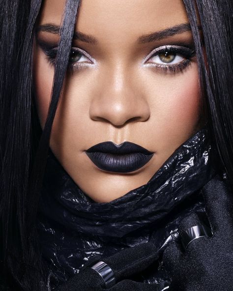 Black Lipstick Look, Rihanna Makeup, Rihanna Fenty Beauty, Rihanna Looks, Rihanna Riri, 얼굴 그리기, Dark Lipstick, Black Lipstick, Rihanna Style