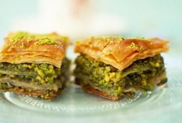 Greek Baklava with Honey and Pistachios Gluten Free Baklava, Gluten Free Phyllo Dough, Baklava Recept, Honey Baklava, Baklava Recipe Easy, Greek Baklava, Phyllo Dough Recipes, Traditional Christmas Food, Baklava Recipe