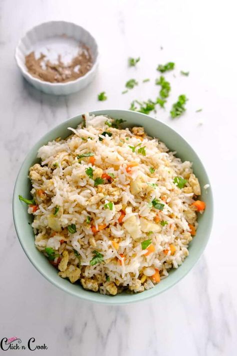 This garlic egg fried rice is so easy and quick to make, all you need just rice and egg to whip up quickly! It has an amazing garlic flavour and on your table under 15 minutes! The egg fried rice with the flavours and aromas of garlic in it! There is no soy sauce or any other sauces that are usually added for the taste. This is the simple and standalone recipe that comes together when handy! Slow Cooker Times, Best Thanksgiving Side Dishes, Healthy Casserole Recipes, Egg Fried Rice, Easy Thanksgiving Recipes, Rice Recipes For Dinner, Winter Cooking, Healthy Casseroles, Gluten Free Recipes Easy