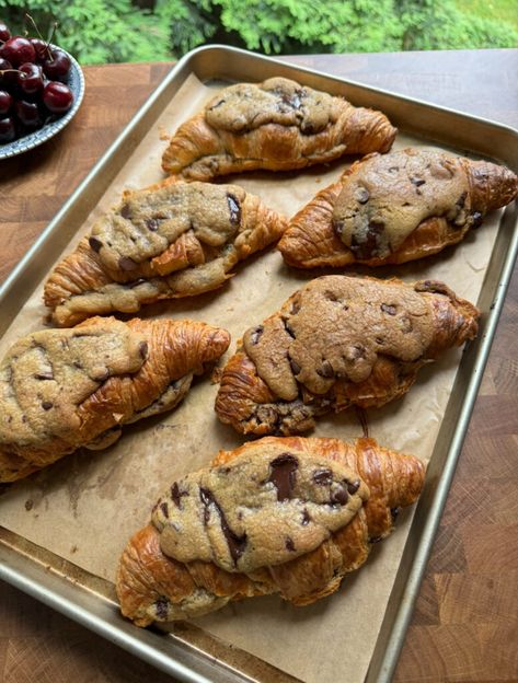 Crossiant Cookie Recipes, Croissant Chocolate Chip Cookie, Cookie Dough Croissant Recipe, Hard Desserts To Make, French Croissant Aesthetic, Cookie Croissant Recipe, Costco Croissants Ideas, Cookie Dough Croissant, Bakes Aesthetic