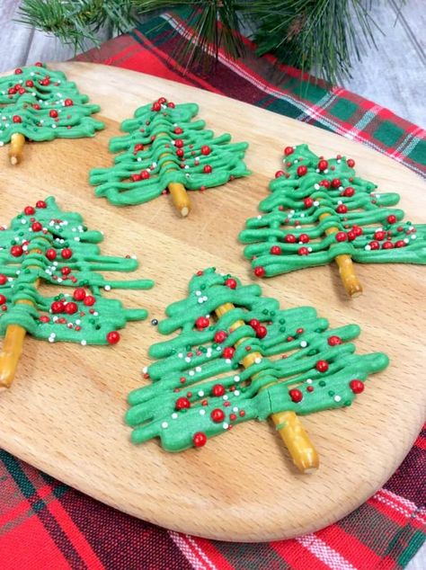 Christmas Tree Pretzels, Tree Pretzels, Chocolate Pretzels Christmas, Pretzel Christmas, Chocolate Christmas Tree, Christmas Tree Chocolates, Christmas Pretzels, Christmas Tree Food, Easy Christmas Treats