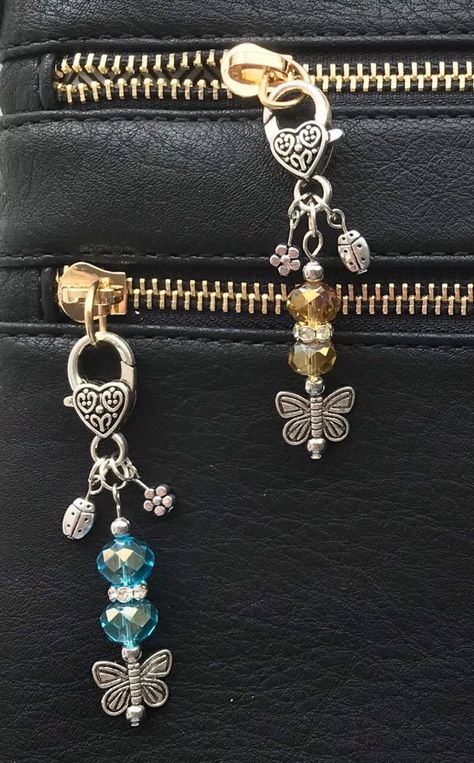 How To Make Zipper Pulls, Beaded Purse Charms, Key Chains Ideas, Charm Bracelet Ideas, Beaded Keyrings, Diy Bag Charm, Purse Dangles, Boho Bag Charm, Purse Charms Diy