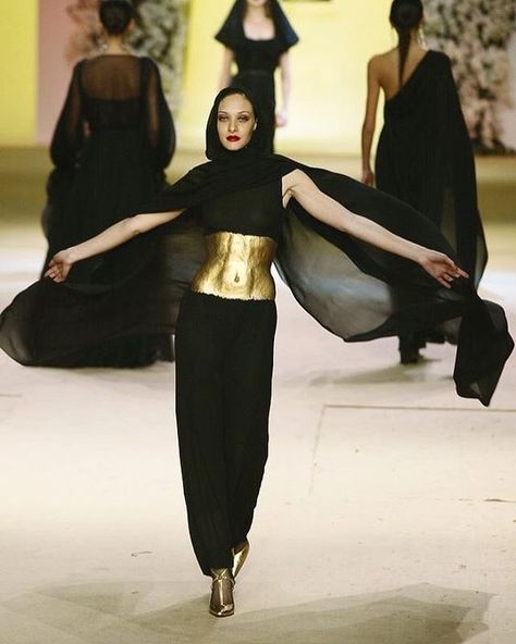 Gold body casts by Les Lalanne for a collaboration with Yves Saint Laurent in 1969 .  #Lalanne #YvesSaintLaurent #Fashion #Runway Ysl Haute Couture, Egyptian Fashion, Yves Saint Laurent Couture, Arab Fashion, Couture Runway, Mode Vintage, Looks Style, Mode Inspiration, Couture Fashion