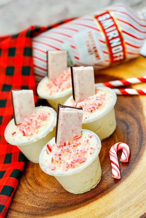 Peppermint Pudding Shots Recipe - Koti Beth Peppermint Pudding Shots, Holiday Pudding, Chocolate Pudding Shots, Pudding Shot Recipes, Winter Drink Recipes, Peppermint Vodka, Chocolate Shots, Winter Drink, Pudding Shots