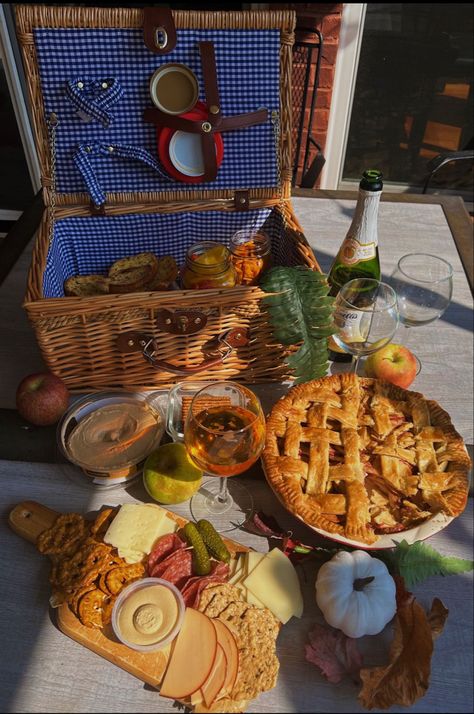 October Picnic Ideas, Halloween Themed Picnic, Halloween Picnic Aesthetic, Fall Picnic Ideas Food, Fall Picnic Food Ideas For Two, Fall Themed Picnic, Autumn Picnic Ideas, Autumn Picnic Outfit, Autumn Picnic Aesthetic