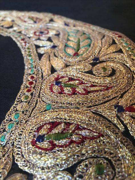 Silver and gold embroidery: Locally called “tilla”, this type of embroidery work is found on ladies cloaks “Pherans”, shawls and salwar kameez. It is done in needlepoint using gold and silver thread. Tilla Embroidery Designs, Tilla Work Embroidery Suits, Tilla Work Embroidery, Silver Embroidery Work, Marori Work, Tilla Embroidery, Velvet Saree, Kashmiri Embroidery, Haute Couture Embroidery