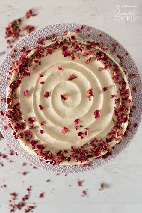 Red Velvet Birthday Cake Aesthetic, Redvelvet Cake Recipe, Red Velvet Cake Aesthetic, Red Velvet Cake Birthday, Birthday Cake Red Velvet, Frosting Roses, Red Velvet Cake Decoration, Red Velvet Birthday Cake, Velvet Cake Recipes