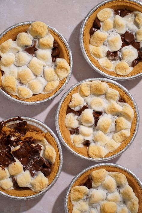 Mini Smores Pie, Smores Pie Recipe, Mini Smores, S'mores Pie, Halloween Smores, Bbq With Friends, Roasted Carrot Soup, Mini Pie Crust, Smores Pie