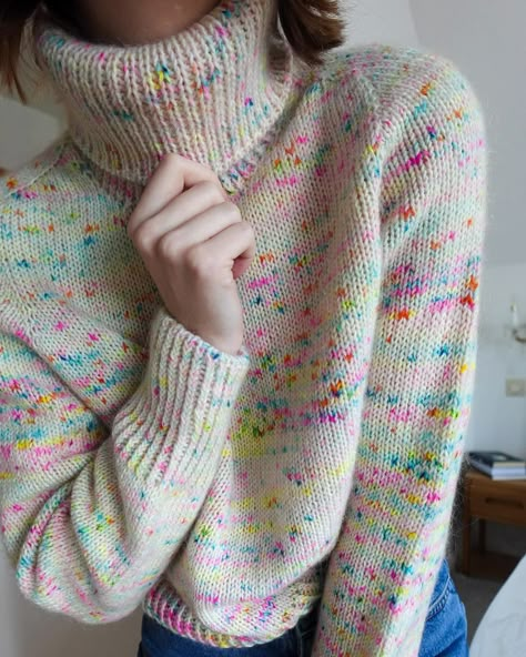 Terrazzo Sweater 🌷🤍 Definitely my most fun sweater for spring! Loving the colors of the yarn 🫶🏼 Pattern by @petiteknit #knitting #knittersofinstagram #strikkeinspo #strikkegenser #knityourstyle #terrazzosweater #petiteknit —— Knitwear knitting sweater contemporary knitwear knitting pattern development stricken strickmuster strickpulli strikk strikke knitter knitters Colorful Outfits Aesthetic, Contemporary Knitwear, Crochet Sweater Free, Fashion Knitting, Fun Sweater, Knitwear Inspiration, Knitting Sweater, Slow Fashion Movement, Handmade Wardrobe