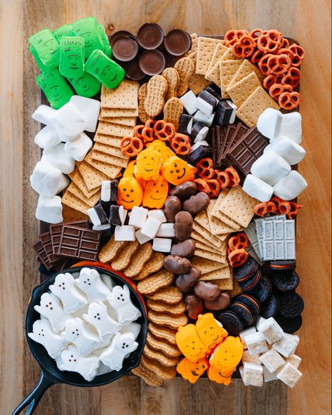 Halloween Smores Bar, Smores Charcuterie, Smores Charcuterie Board, Fall Smores, Mom Tweets, Halloween Smores, Fall Hot Chocolate, Candy People, Picnic Date Food